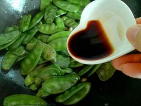 加入一勺生抽，盖上盖子，收至汤汁微干。