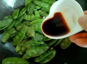 加入一勺生抽，盖上盖子，收至汤汁微干。