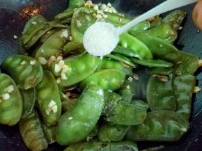 加入一勺糖提鲜出锅(我烧菜不放鸡精，一般用生抽和糖提鲜)