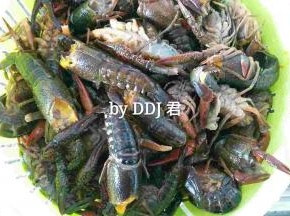 虾先刷洗干净，剪头，去虾线。。每只虾都有很多虾黄哦