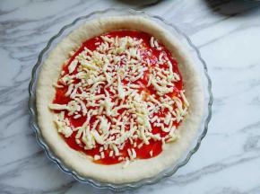 撒上一层马苏里拉芝士。