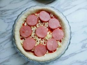 摆好切片的火腿。