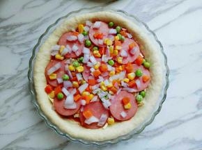 撒上蔬菜，玉米，胡萝卜，洋葱，豌豆。