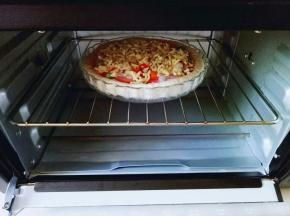 烤箱190度预热5分钟，披萨盘放入烤箱中层的烤网上，烤28分钟，注意观察颜色，(可以根据自家烤箱温度另定时间和温度。)