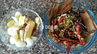 准备好所有的调料。大蒜拍扁，生姜切片。其他调料清洗干净，滤干水份
