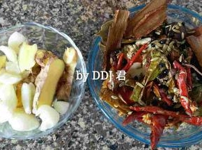 准备好所有的调料。大蒜拍扁，生姜切片。其他调料清洗干净，滤干水份