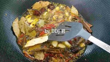 锅里多倒点油，烧开后所有调料倒进去爆香