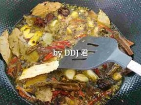 锅里多倒点油，烧开后所有调料倒进去爆香