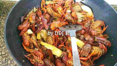 都红啦，哈哈。。。这是把白糖加进去再翻炒两分钟