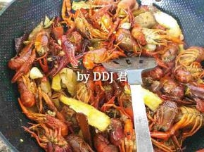 都红啦，哈哈。。。这是把白糖加进去再翻炒两分钟