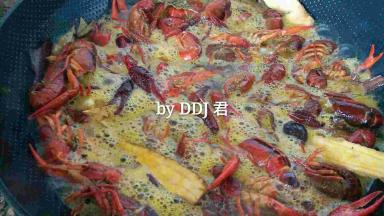 啤酒倒进锅内，需要盖住所有虾子。。一直到汤汁收干即可起锅