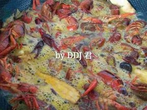 啤酒倒进锅内，需要盖住所有虾子。。一直到汤汁收干即可起锅