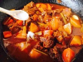 20分钟后大火收汁，汁收至浓稠即可，一定要保留一部分汤汁。
放入适量的盐和白糖调味。
白糖的量按照自己喜欢的口感添加。