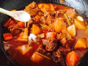 20分钟后大火收汁，汁收至浓稠即可，一定要保留一部分汤汁。
放入适量的盐和白糖调味。
白糖的量按照自己喜欢的口感添加。