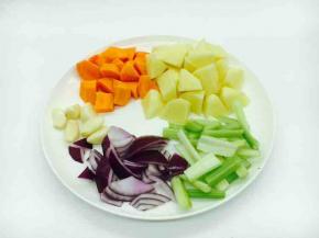 在炖牛腩肉期间我们把蔬菜切好备用。