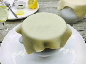 取一张解冻好的酥皮盖在罐上。
可在酥皮上刷一层蛋液，烤制出来更漂亮。