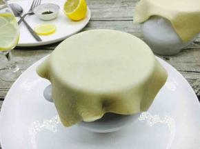 取一张解冻好的酥皮盖在罐上。
可在酥皮上刷一层蛋液，烤制出来更漂亮。