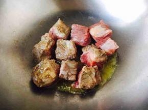 放入牛腩块，中火煎制。