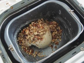 核桃烤熟切碎，加入面包桶中，揉入面团，发酵至2倍大