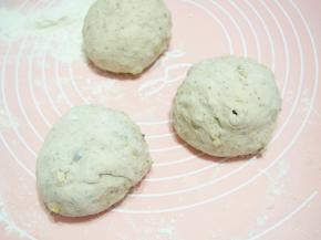 分成三等份，滚圆后醒发半小时左右