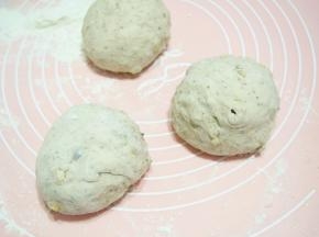 分成三等份，滚圆后醒发半小时左右