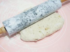 发酵好的面团进行排气