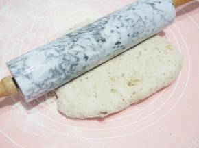 发酵好的面团进行排气