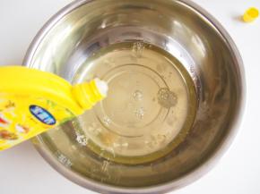 蛋白加入几滴柠檬汁，在无水无油的盆子中打发出鱼眼泡，加入三分之一的糖