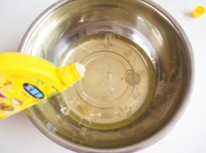 蛋白加入几滴柠檬汁，在无水无油的盆子中打发出鱼眼泡，加入三分之一的糖