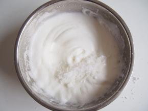 打出纹路后第二次加入三分之一的糖