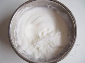 打出纹路后第二次加入三分之一的糖