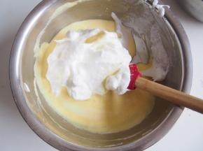 将面糊倒入剩下的蛋白中，切拌均匀