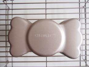 烤好后出炉震一下，倒扣晾凉后脱模