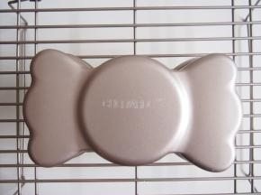 烤好后出炉震一下，倒扣晾凉后脱模