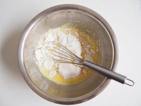 筛入低筋面粉，切拌均匀，不要画圈哦