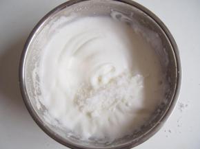 继续打发至纹路比较明显后加入第三次糖，打发至出现小尖钩