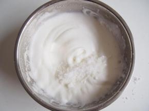 继续打发至纹路比较明显后加入第三次糖，打发至出现小尖钩