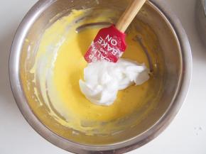 将蛋白取三分之一加入面糊中，切拌均匀