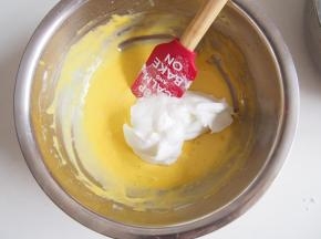 将蛋白取三分之一加入面糊中，切拌均匀