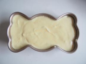 将面糊倒入模具，震一下磕出气泡。烤箱预热至135度，中下层上下火。40分钟左右熟透即可