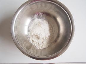 将面粉、糖放到盆中，搅拌均匀。