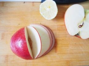 这时可以开始准备苹果，切成两半去核，切成薄片