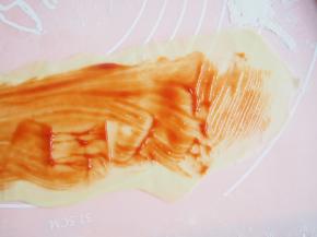 将面团分成6份，每份都擀成大概5cm×20cm左右的薄片，刷上一层果酱