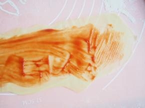 将面团分成6份，每份都擀成大概5cm×20cm左右的薄片，刷上一层果酱