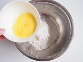 加入玉米油和鸡蛋液