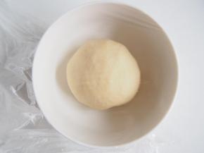揉成光滑的面团，盖上保鲜膜醒发1小时左右