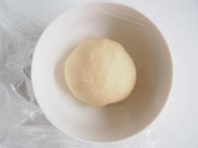 揉成光滑的面团，盖上保鲜膜醒发1小时左右