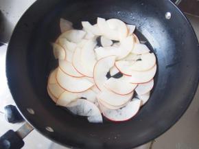 将苹果片放入柠檬汁和水的混合液体中，防止氧化变色，放入锅中煮软