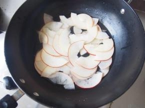 将苹果片放入柠檬汁和水的混合液体中，防止氧化变色，放入锅中煮软