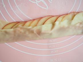 将苹果片排列好，从一侧卷起面皮